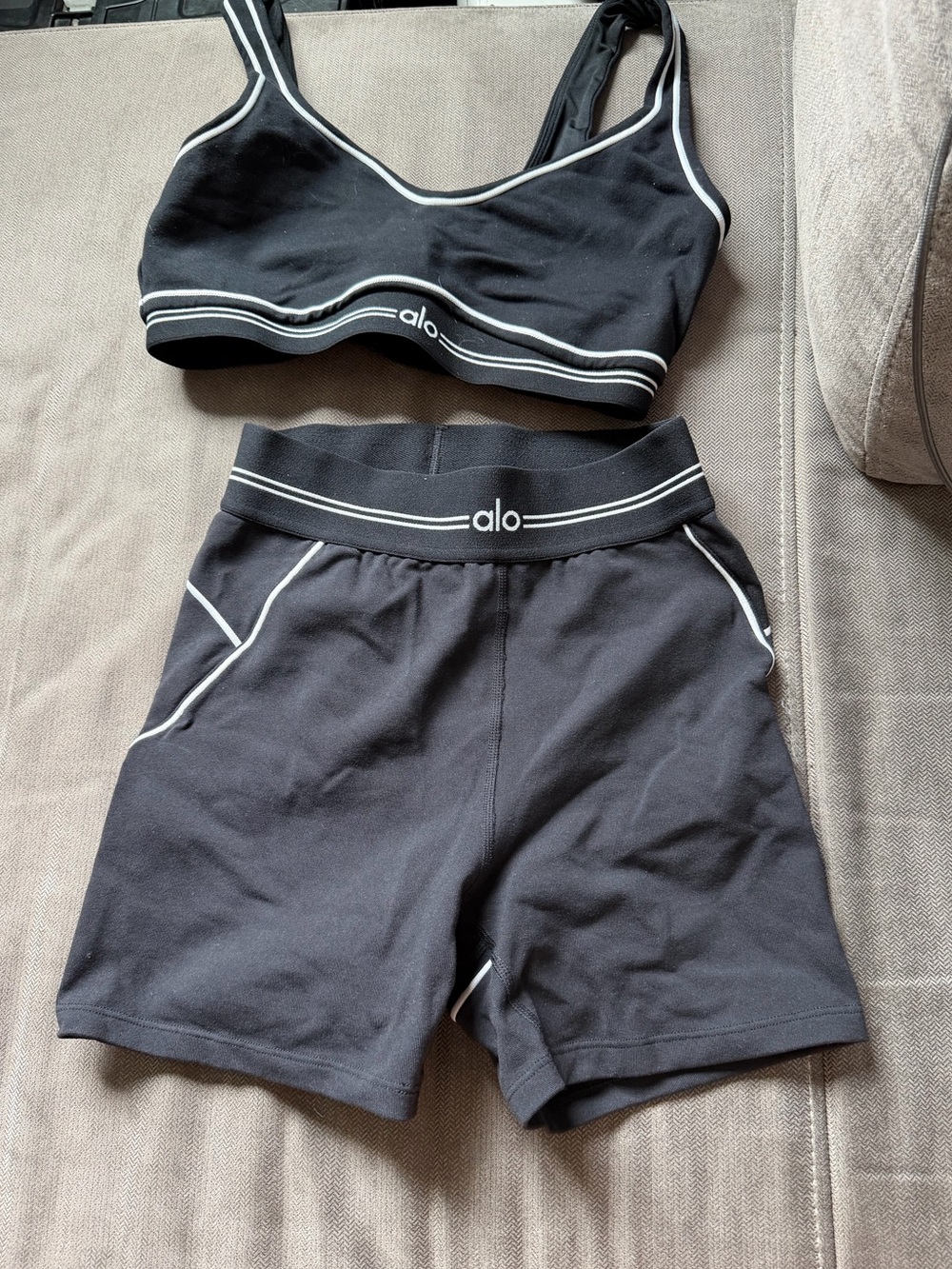 Alo shorts set size small black